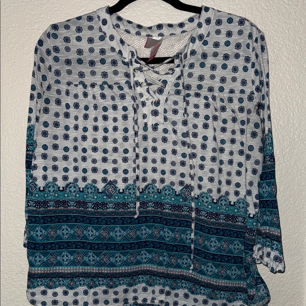 Women's Blue and White Patterned Top